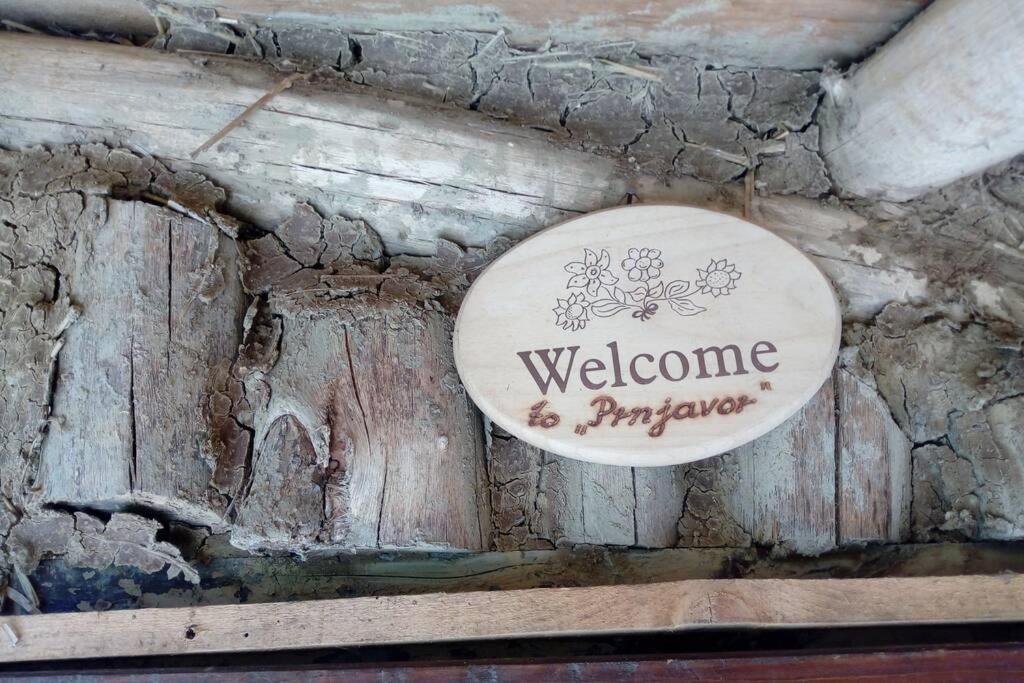 Sertifikat, nagrada, logo ili drugi dokument prikazan u objektu Hobbit house