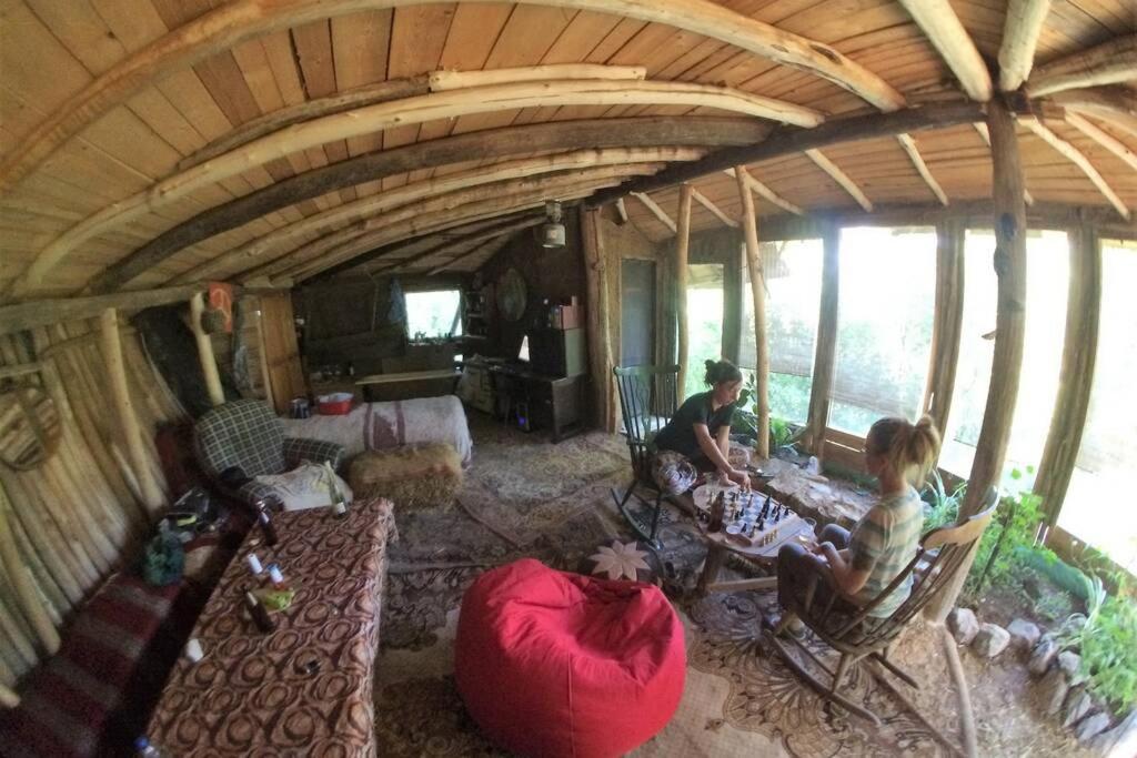 Prostor za sedenje u objektu Hobbit house