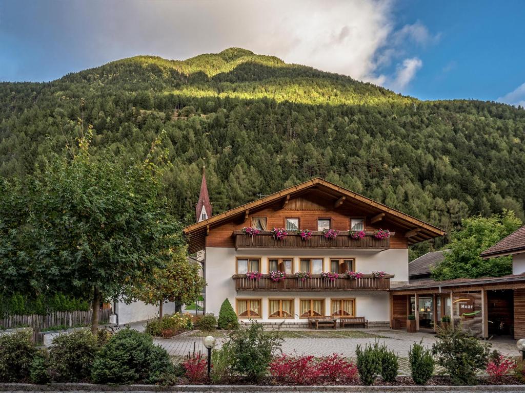 dom przed górą w obiekcie Pension Moarhof w mieście Campo Tures