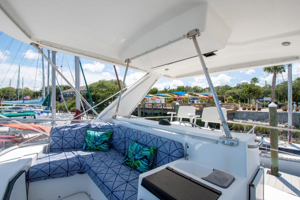 Infinity Yacht in Downtown St Augustine的休息区