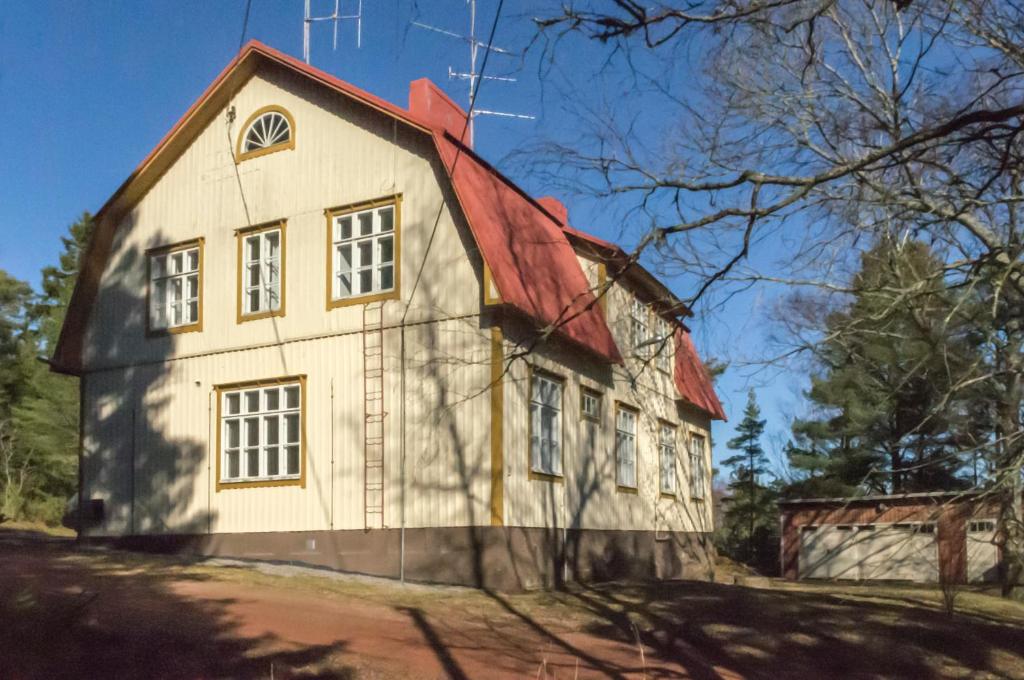 una vecchia casa con tetto rosso di Villa Högbo a Iniö