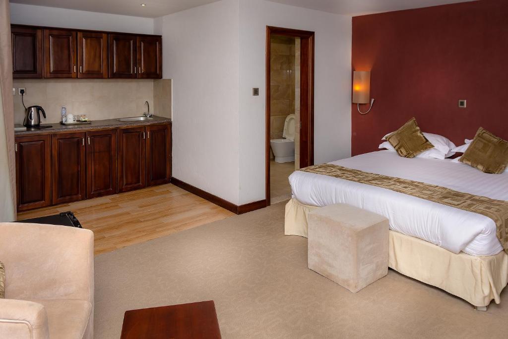 Imperial Heights Hotel, Entebbe tesisinde bir odada yatak veya yataklar