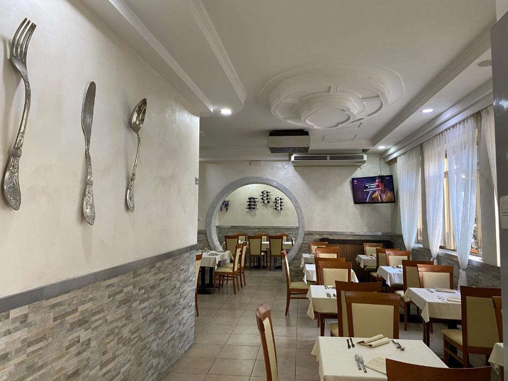 TV a/nebo společenská místnost v ubytování Hotel La Pace