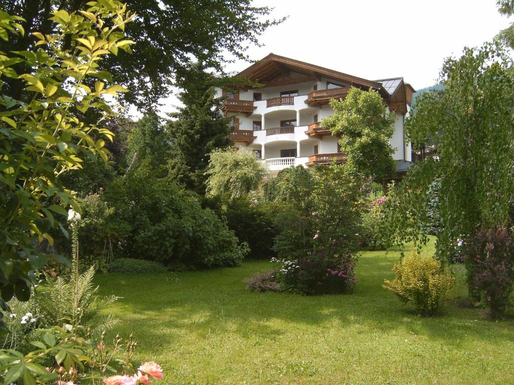 einen Garten vor einem Apartmenthaus in der Unterkunft Landhotel Eva in Kirchberg in Tirol