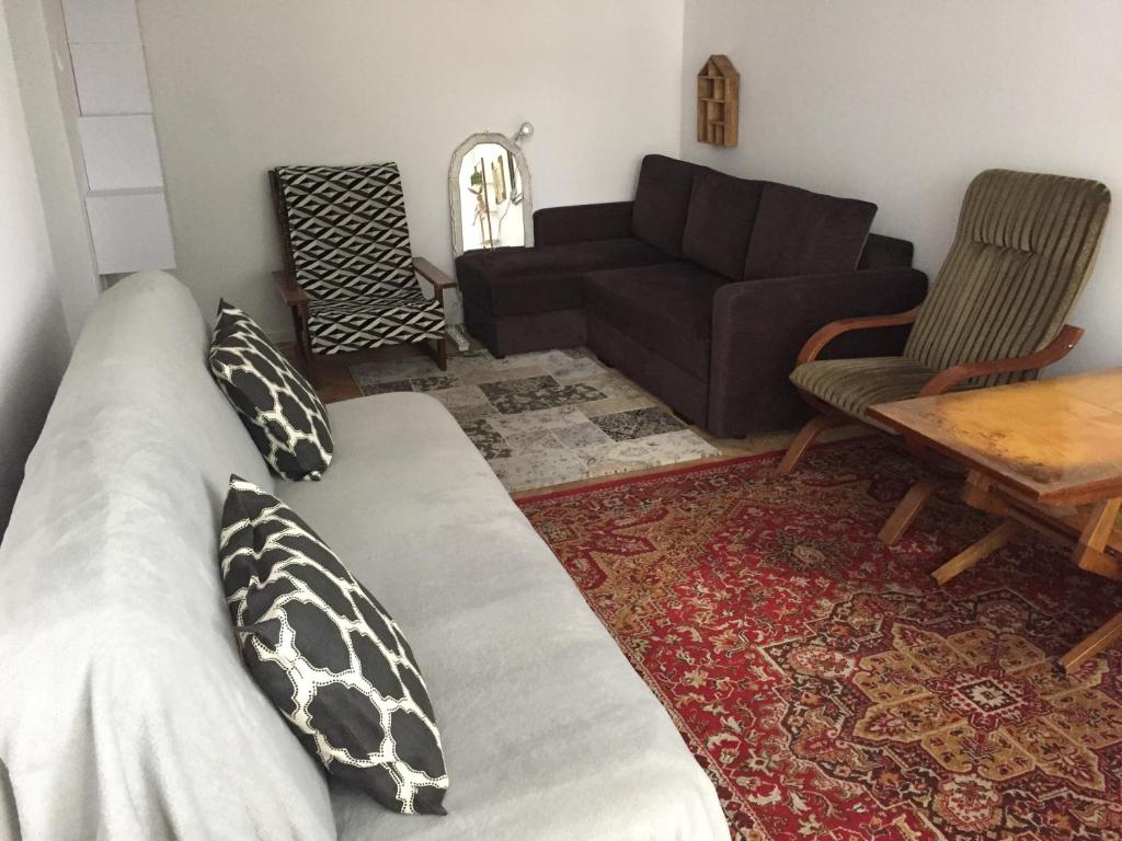 a living room with a couch and a table at Jednopokojowe mieszkanie w centrum Gdyni in Gdynia
