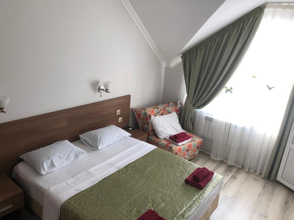 アドレルにあるChkalova 30のベッドルーム(大型ベッド1台、窓付)