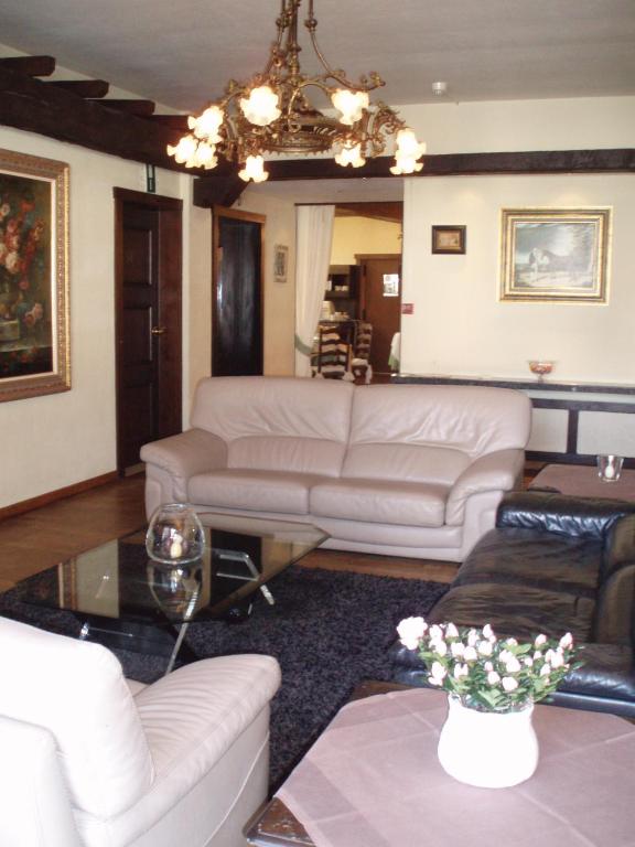 Khu vực ghế ngồi tại Hotel Ambassade