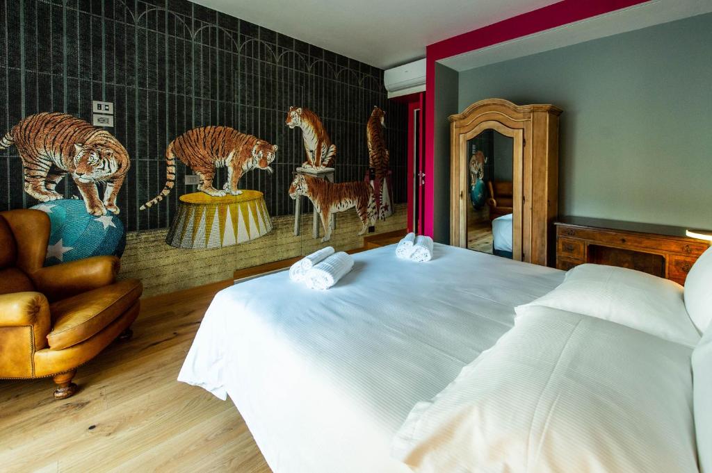 een slaapkamer met een bed en een muurschildering van dieren bij The Lion's Den BnB in Trieste
