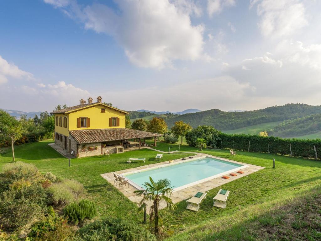 una foto di una villa con piscina e casa di Belvilla by OYO Valdalto a Piandimeleto