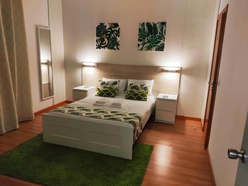 ポンタ・デルガダにあるSanto Cristo Houseのベッドルーム1室(ベッド1台、緑のラグ付)
