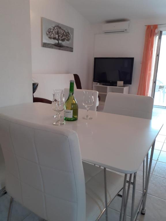 TV a/nebo společenská místnost v ubytování Apartments Verica