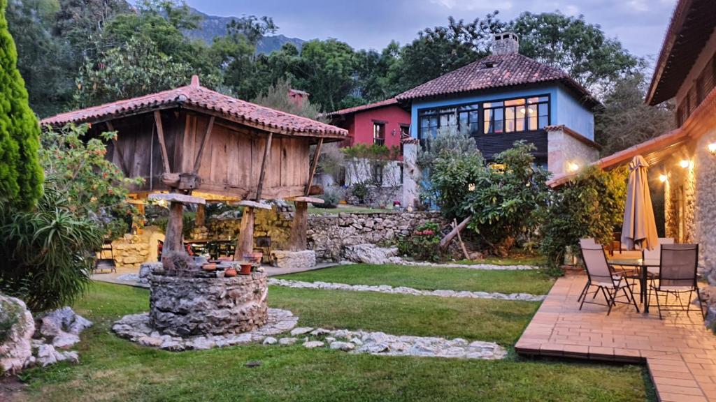 Amaicha Hotel Rural في ريباذيسييّا: منزل مع حديقة وفناء
