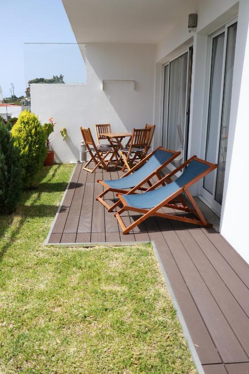 un par de sillas y una mesa en un patio en Mericia's Gorgeous View, en Funchal