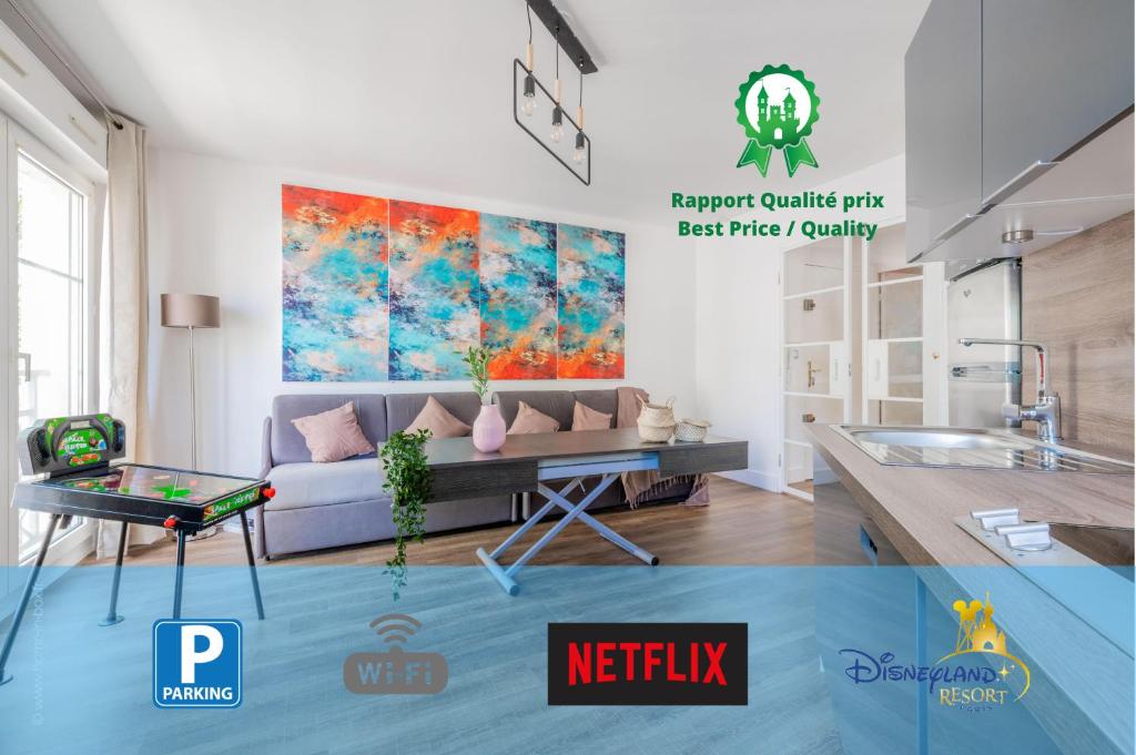 un salon avec un canapé et une table dans l'établissement Little Big Vacations - 10min Disneyland, à Bussy-Saint-Georges