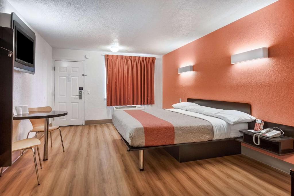 una habitación de hotel con una cama y una mesa en Motel 6-Youngstown, OH, en Youngstown
