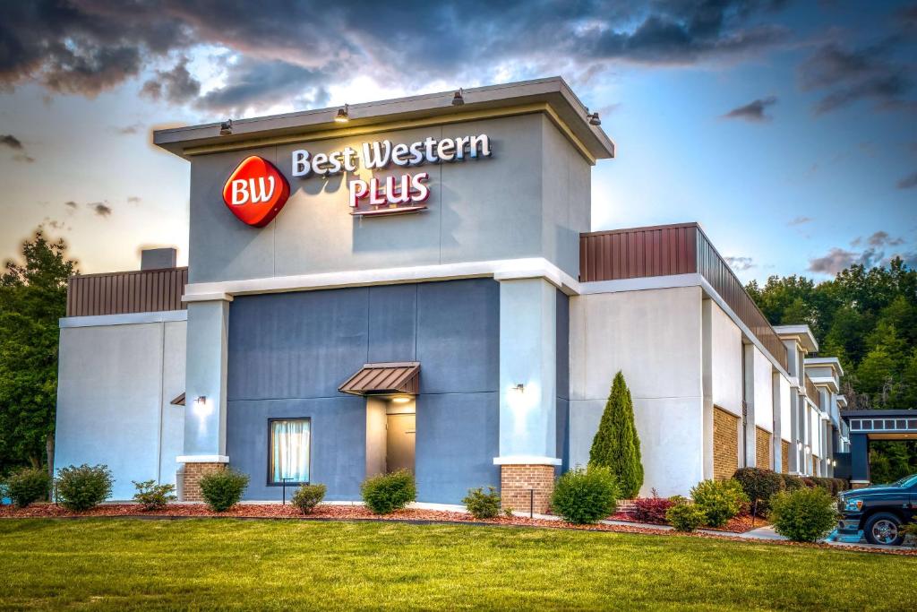 a best western plus building with a best western plus sign at Best Western Plus Yadkin Valley Inn & Suites in Jonesville