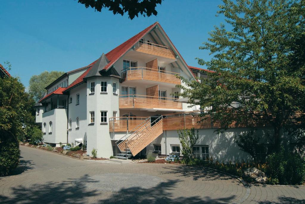 un gran edificio blanco con una escalera. en Pilgerhof und Rebmannshof, en Uhldingen-Mühlhofen