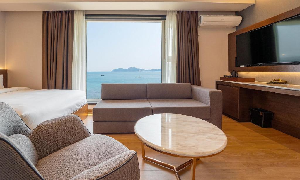 Stubborn Hotel - Suite Spa With Ocean View + 2 Highballs And Snack