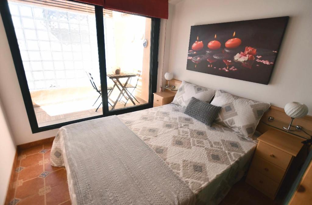 1 dormitorio con cama y ventana grande en Casa da Ponte, en Monforte de Lemos
