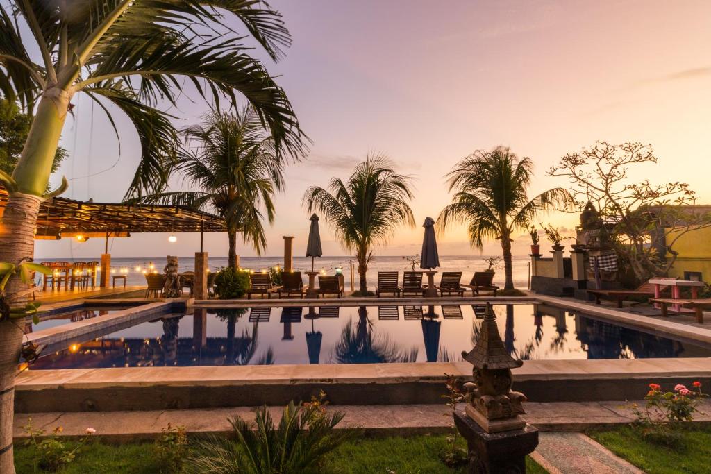 La alberca dentro o cerca de Amed Beach Resort