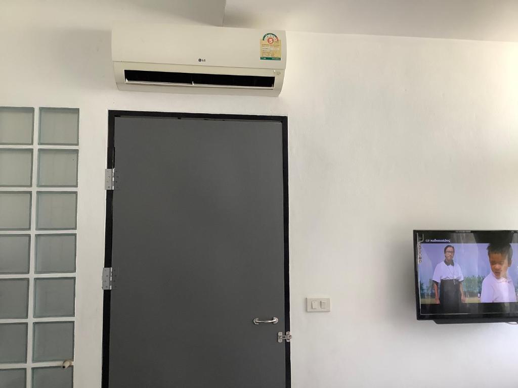 TV a/nebo společenská místnost v ubytování Room@Nimman