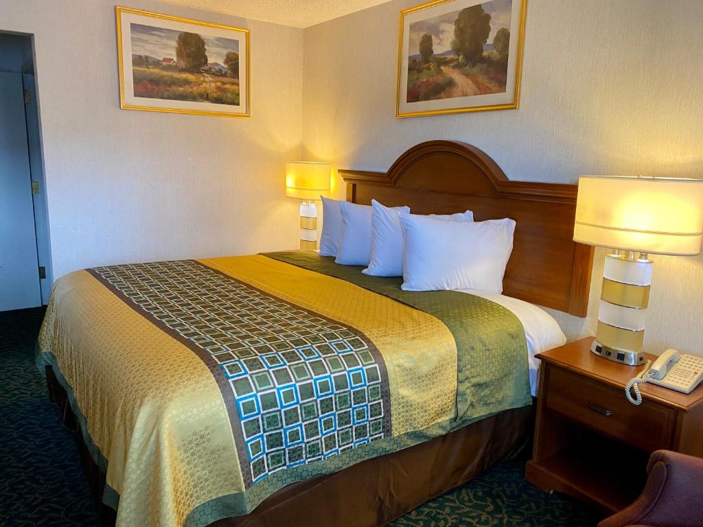 Postel nebo postele na pokoji v ubytování Harrisonville Inn & Suites