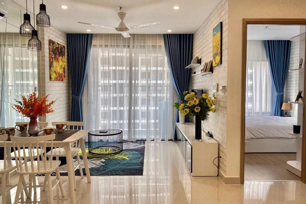 1 dormitorio y sala de estar con mesa de comedor. en BOM HOMES- VINHOMES OCEAN PARK- SERVICE APARTMENt, en Gia Lâm Pho