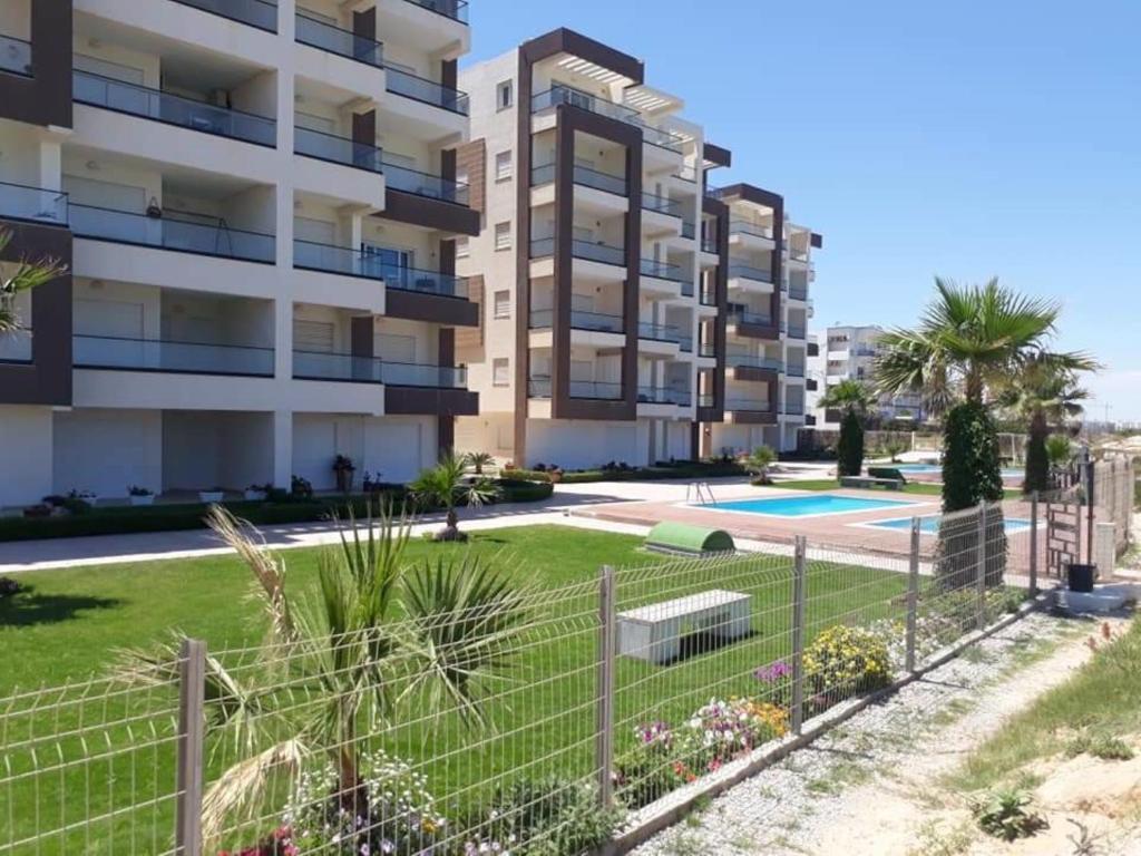 - Vistas a un edificio de apartamentos con piscina en Beach Front Luxury Living Apartment, en Hammam Sousse