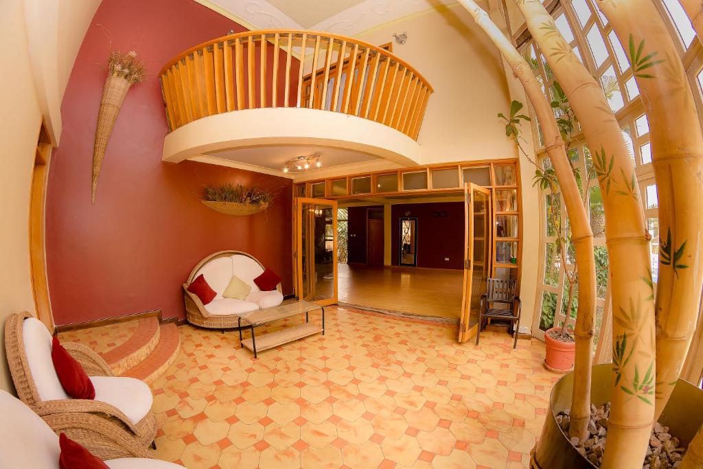 Imperial Heights Hotel, Entebbe tesisinde bir oturma alanı