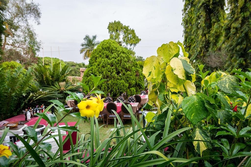 Imperial Heights Hotel, Entebbe tesisinin dışında bir bahçe