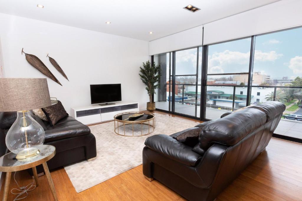 Stylish Inner City Penthouse Apartment - Housity