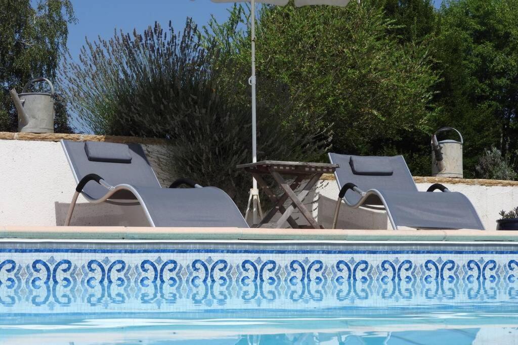 un gruppo di sedie a sdraio accanto alla piscina di Cazabonne a Salles