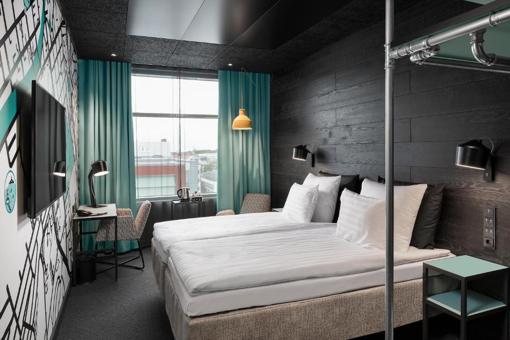 Cette chambre comprend un lit et un bureau. dans l'établissement Original Sokos Hotel Kupittaa, à Turku
