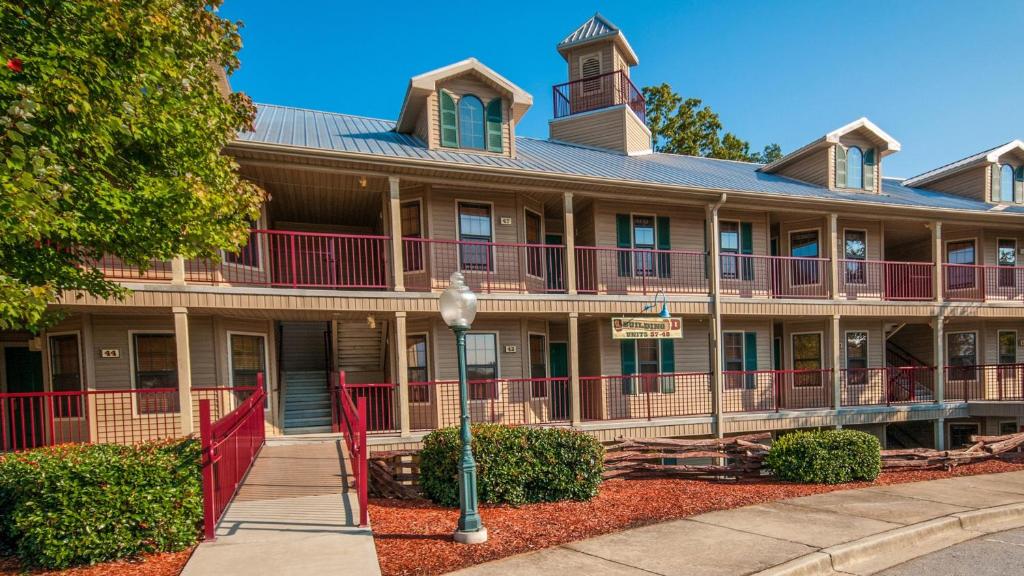 ein großes Gebäude mit rotem Zaun davor in der Unterkunft Holiday Inn Club Vacations Apple Mountain Resort at Clarkesville in Clarkesville