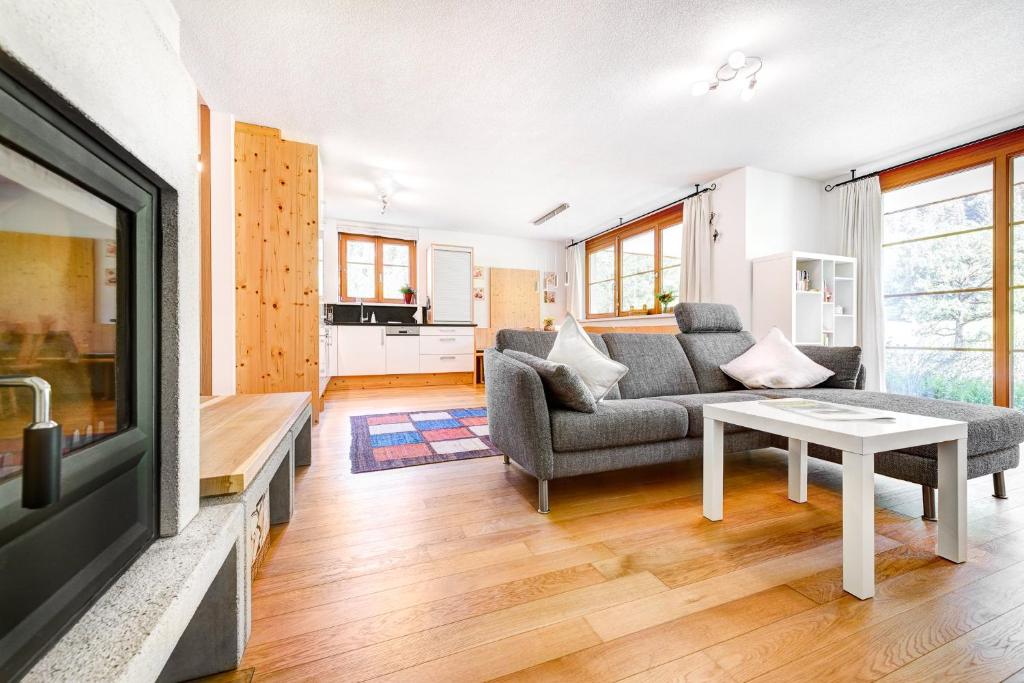 - un salon avec un canapé et une table dans l'établissement Gartenappartement Füchsle by A-Appartments, à Brand