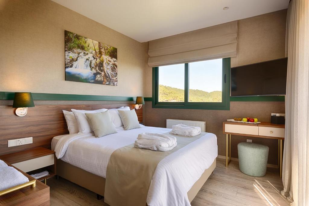 Postel nebo postele na pokoji v ubytování Petit Palais Platres Boutique Hotel