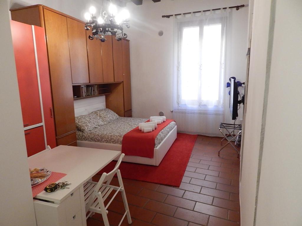 mały pokój z łóżkiem i stołem w obiekcie La casa del Centro w mieście Modena