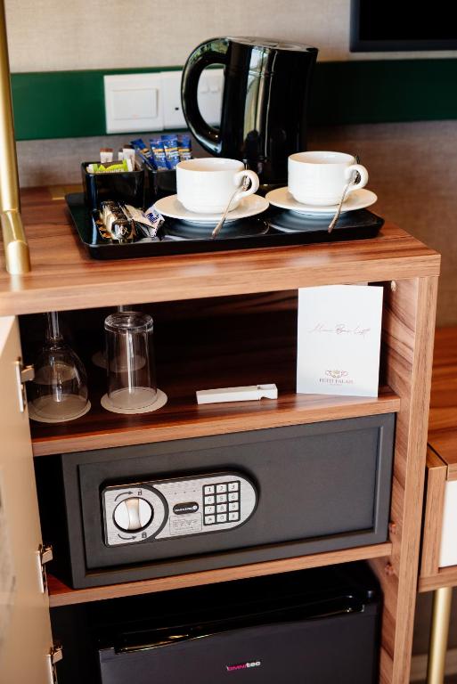 Příslušenství pro přípravu čaje a kávy v ubytování Petit Palais Platres Boutique Hotel