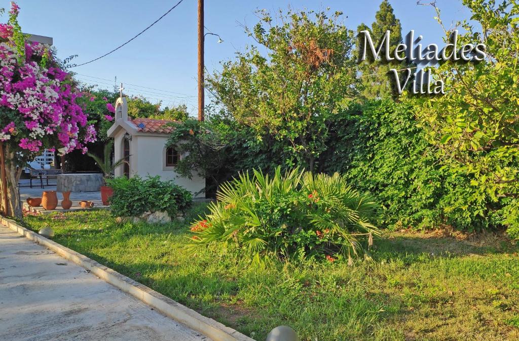 Vonkajšia záhrada v ubytovaní Meliades Villa