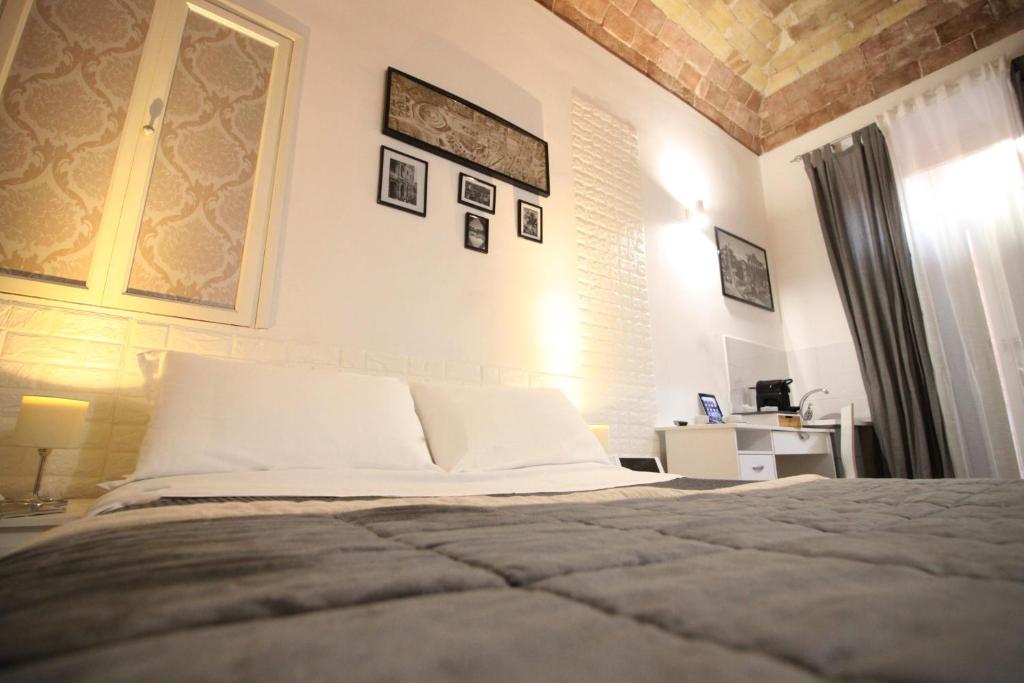 A bed or beds in a room at Machiavelli Suites
