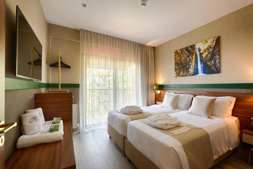 Postel nebo postele na pokoji v ubytování Petit Palais Platres Boutique Hotel