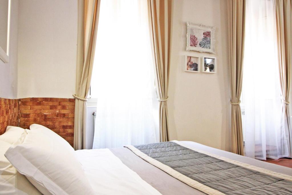 A bed or beds in a room at Machiavelli Suites