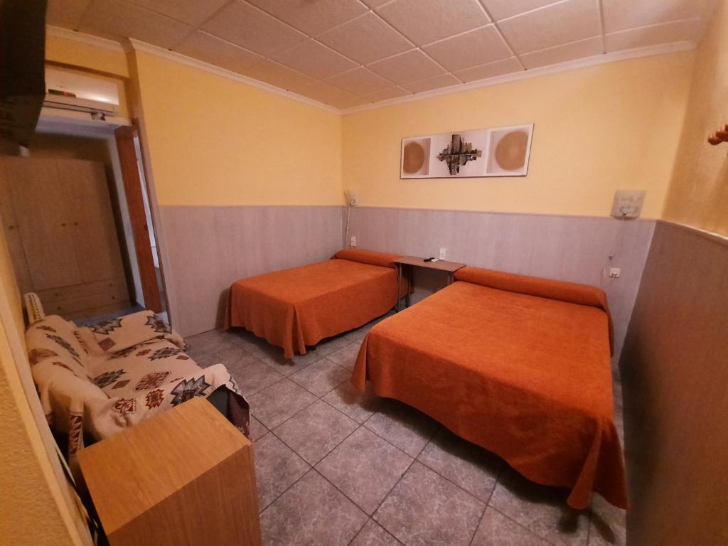 Posteľ alebo postele v izbe v ubytovaní Hostal Alba