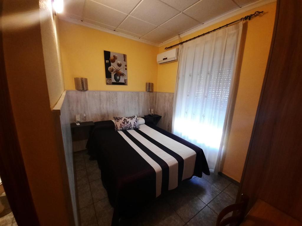 Posteľ alebo postele v izbe v ubytovaní Hostal Alba