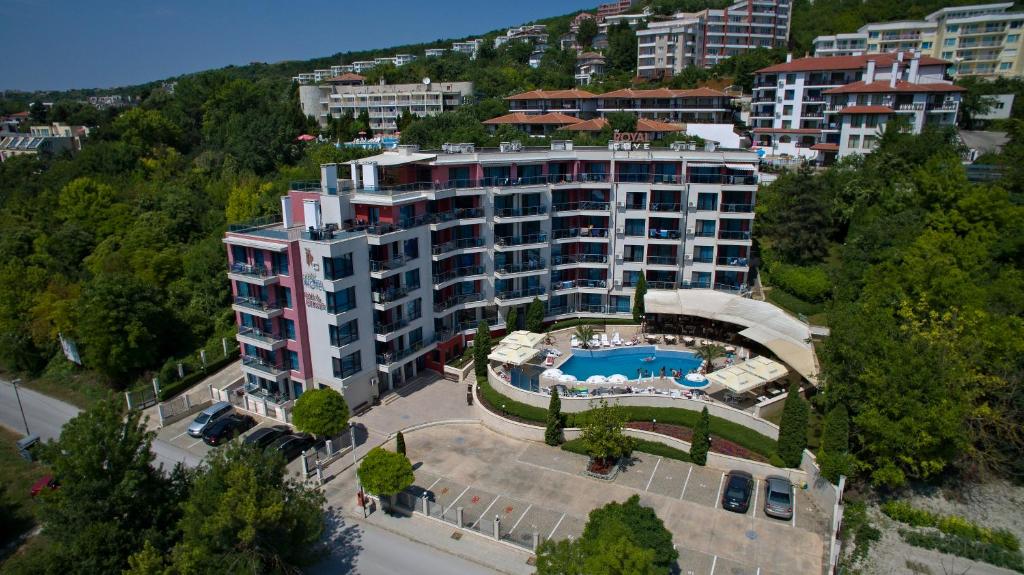 eine Luftansicht auf ein großes Gebäude mit Pool in der Unterkunft Royal Cove ApartHotel - Self-catering in Kawarna