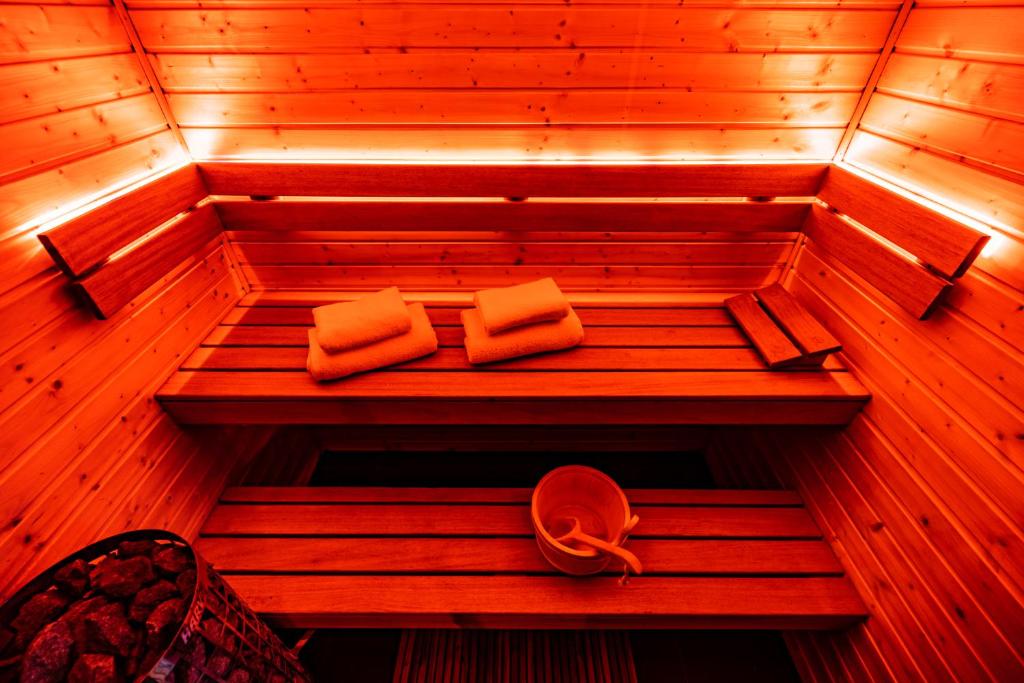 sauna z dwoma ręcznikami i kapeluszem w obiekcie Spa Love Apartament Sauna Jacuzzi ROMANTYCZNY APARTAMENT DLA PARY Z PRYWATNYM SPA w Zielonej Górze