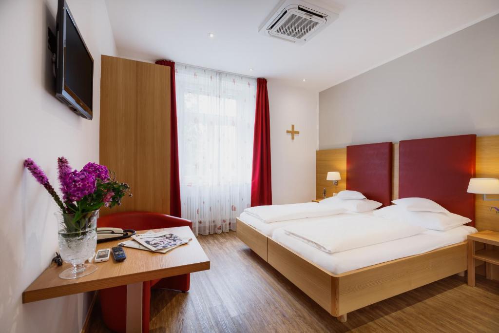 Postel nebo postele na pokoji v ubytování Hotel Kolping
