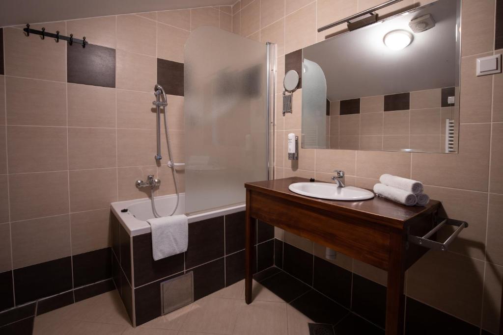 Koupelna v ubytování Hotel Lug
