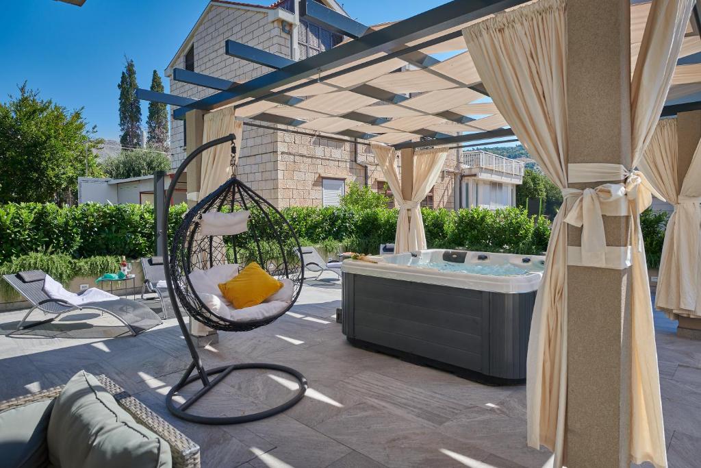 Bazén v ubytovaní Family Apartment Dubrovnik - private jacuzzi terrace, private parking alebo v jeho blízkosti