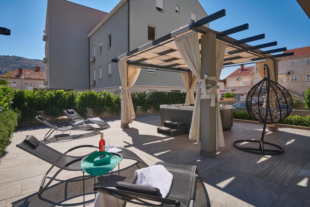 Patio alebo iná vonkajšia časť ubytovania Family Apartment Dubrovnik - private jacuzzi terrace, private parking